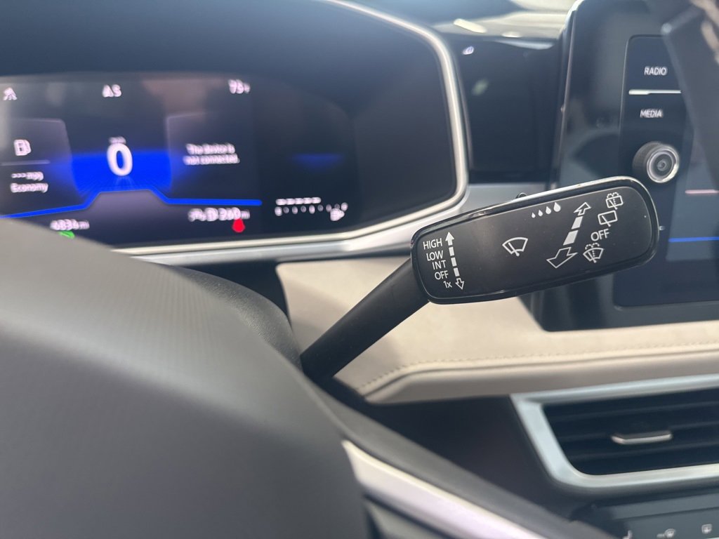 Certified 2025 Volkswagen Taos SE image 19
