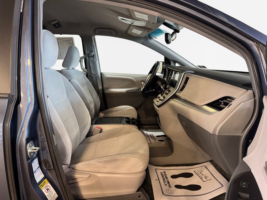 Used 2015 Toyota Sienna LE AWD/4WD image 26