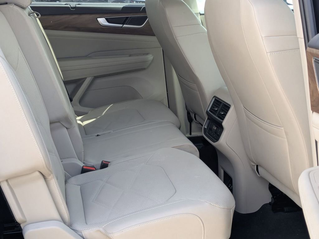 Used 2025 Volkswagen Atlas SE FWD image 30