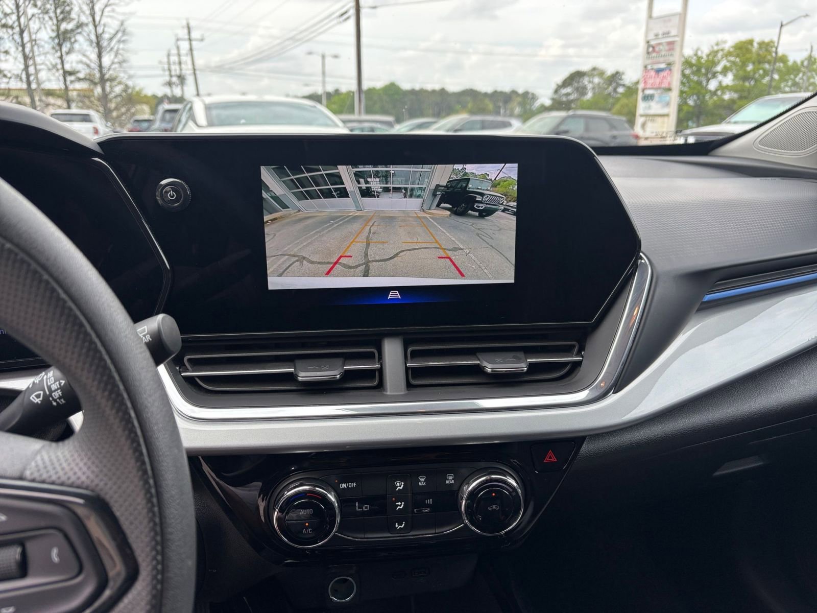 Used 2025 Chevrolet Trax LT FWD image 25
