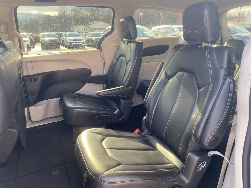 Used 2024 Chrysler Pacifica Touring-L image 7
