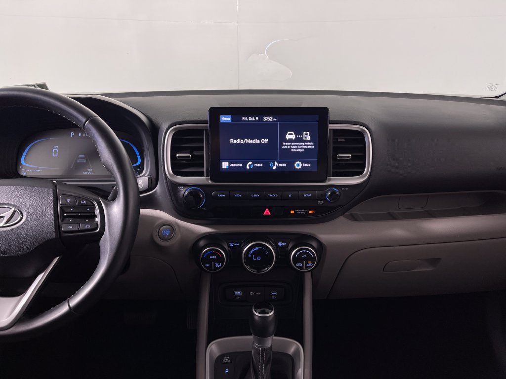 Certified 2025 Hyundai Venue SEL FWD image 17