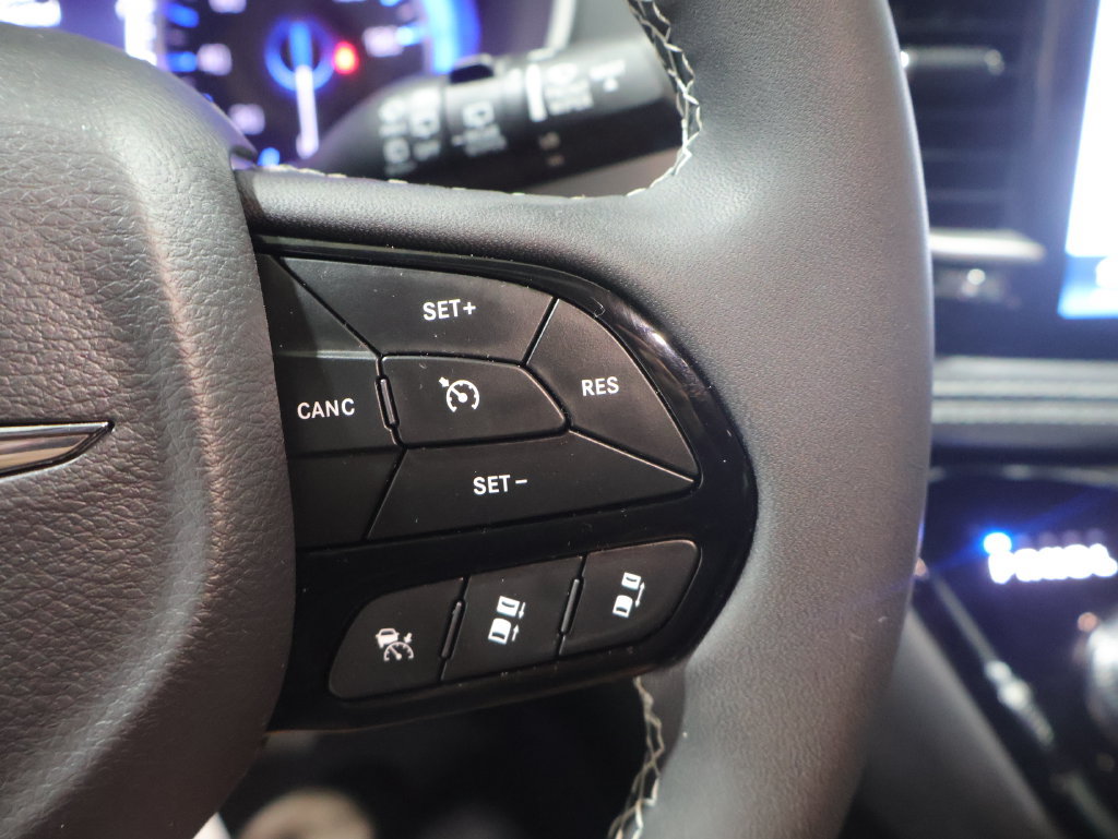 Used 2023 Chrysler Pacifica Touring-L w/ Uconnect Theater Family Group FWD image 33
