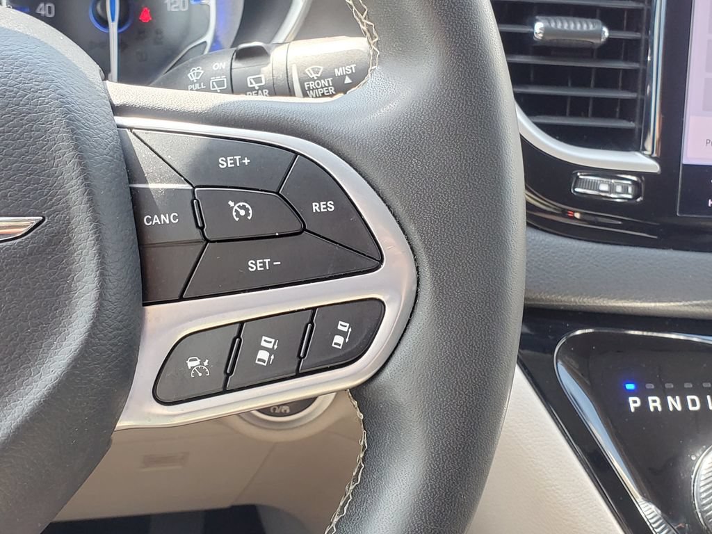 Used 2023 Chrysler Pacifica Touring-L FWD image 15