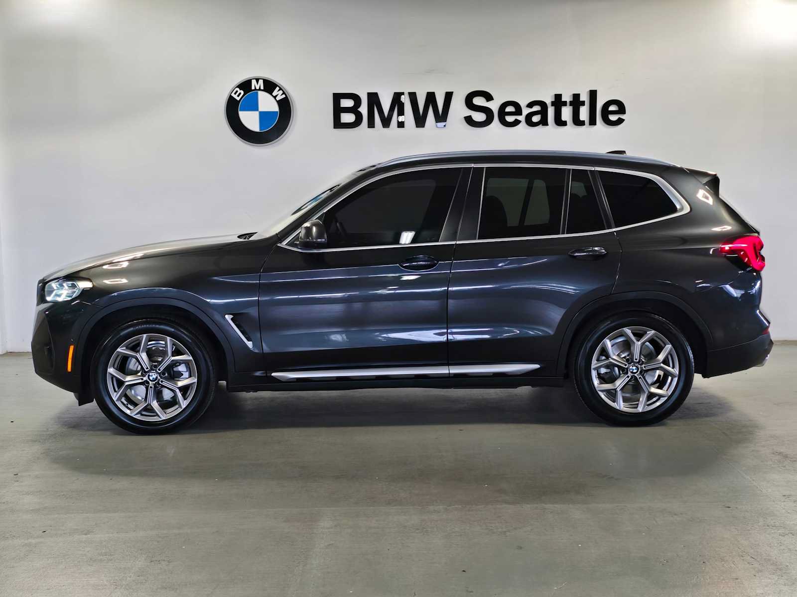Used 2023 BMW X3 xDrive30i w/ Premium Package w/ZPA AWD/4WD image 3