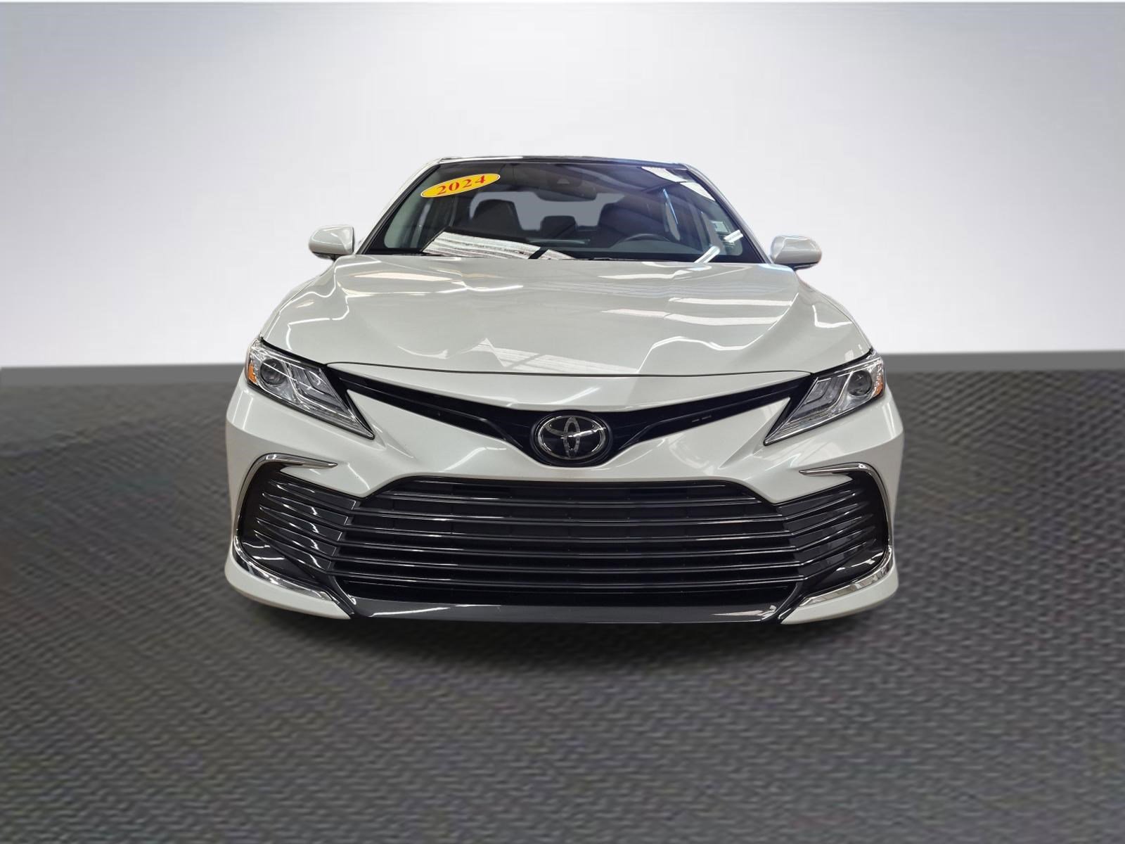 Used 2024 Toyota Camry XLE FWD image 3