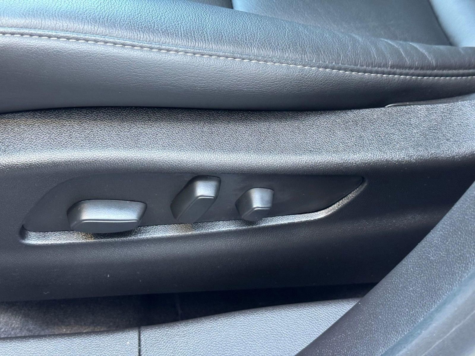 Used 2023 Cadillac XT4 Luxury w/ Driver Awareness Package image 21