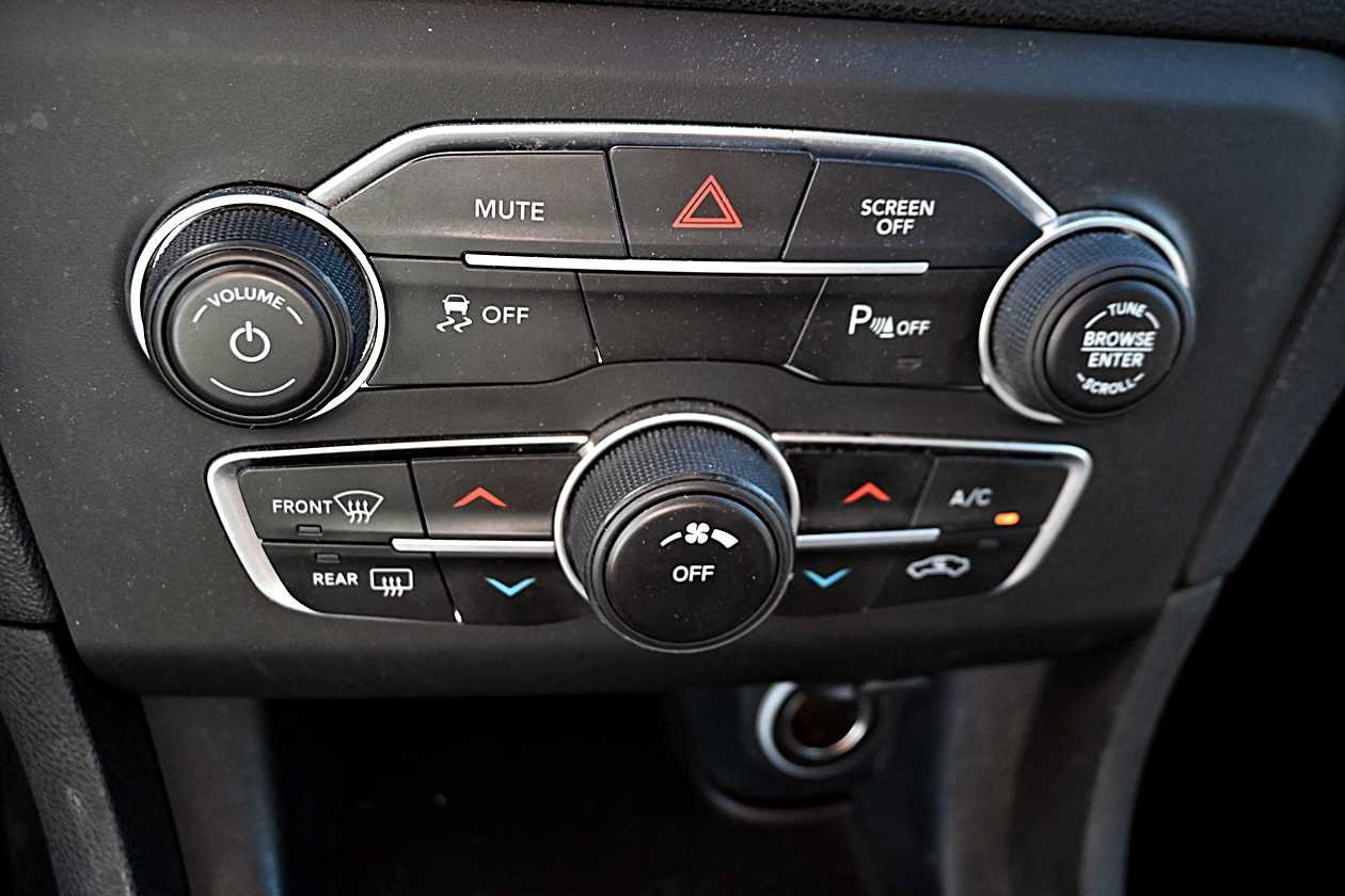 Used 2019 Dodge Charger SXT w/ Plus Group RWD image 21