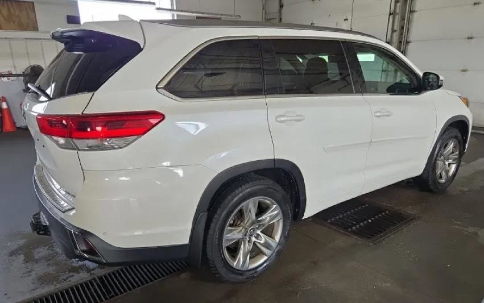Used 2018 Toyota Highlander Limited AWD/4WD image 3