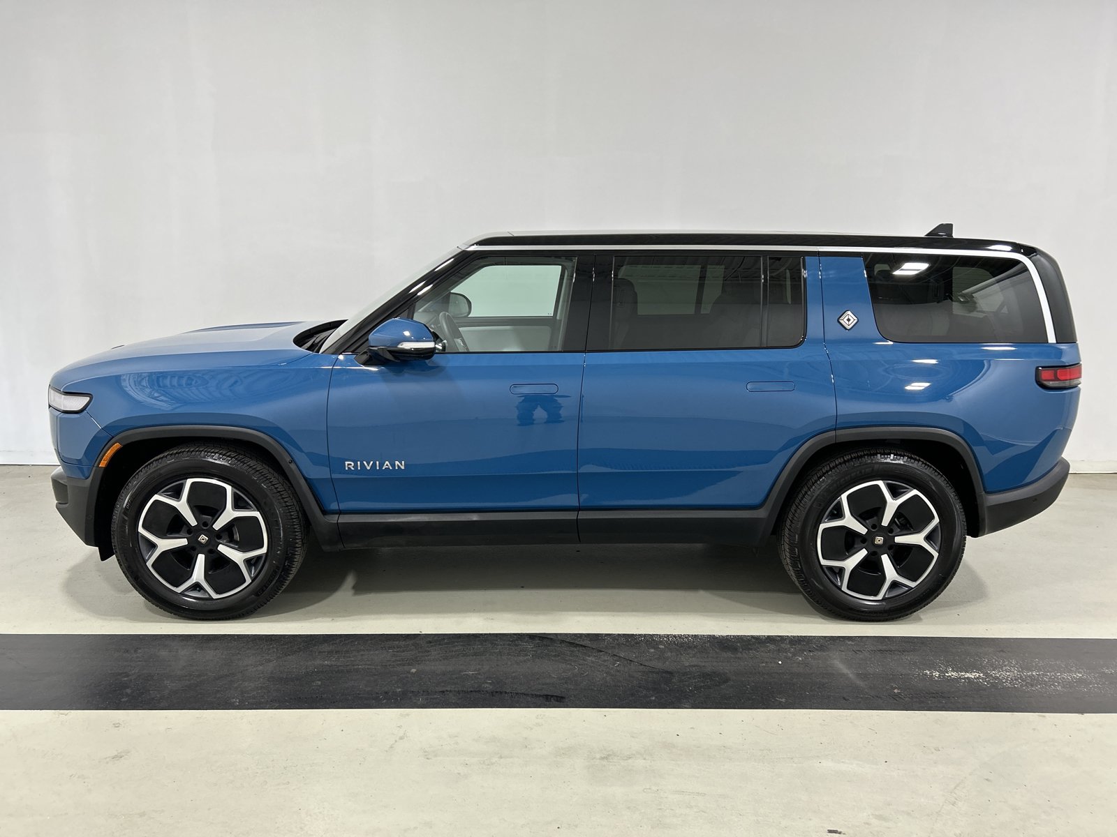 Used 2024 Rivian R1S Adventure AWD/4WD image 2