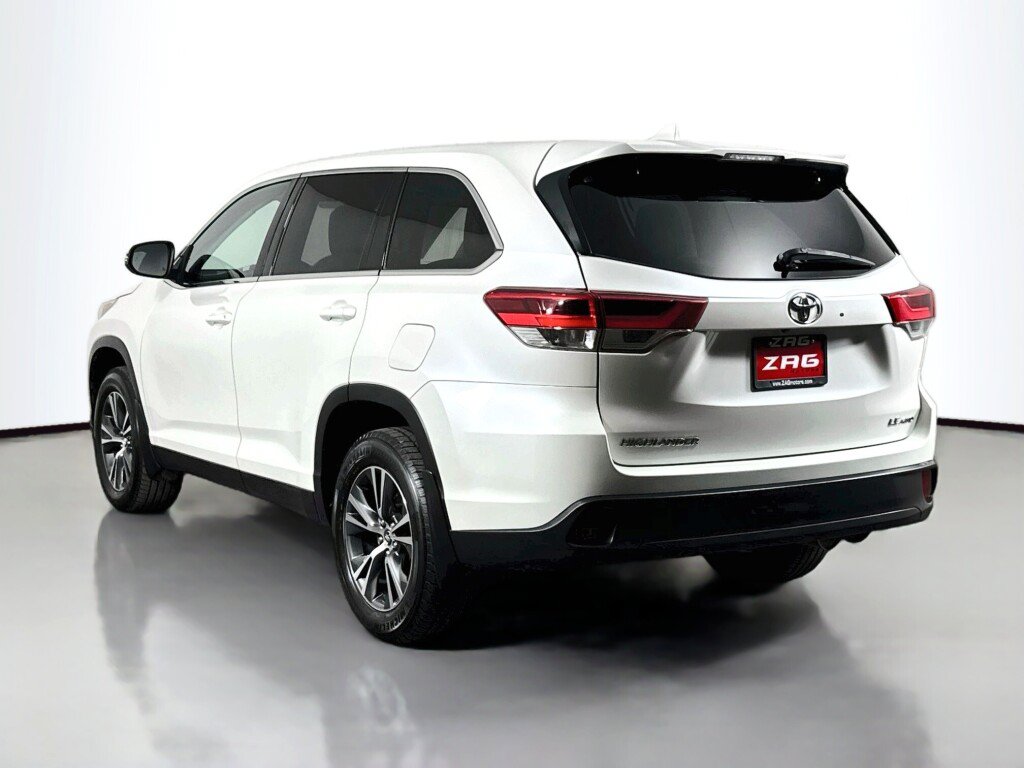 Used 2019 Toyota Highlander Plus AWD/4WD image 3