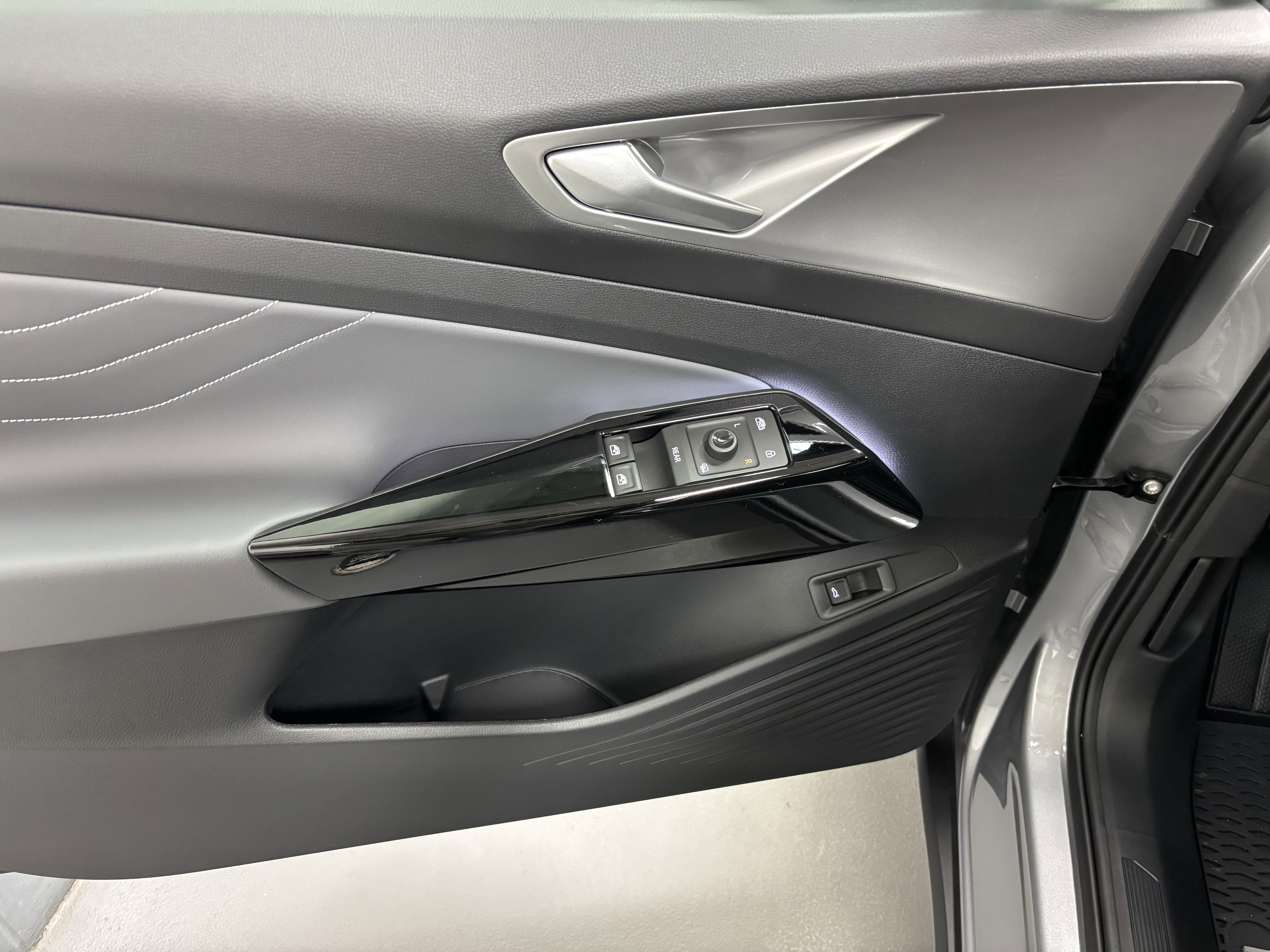 New 2025 Volkswagen ID.4 Pro S image 2