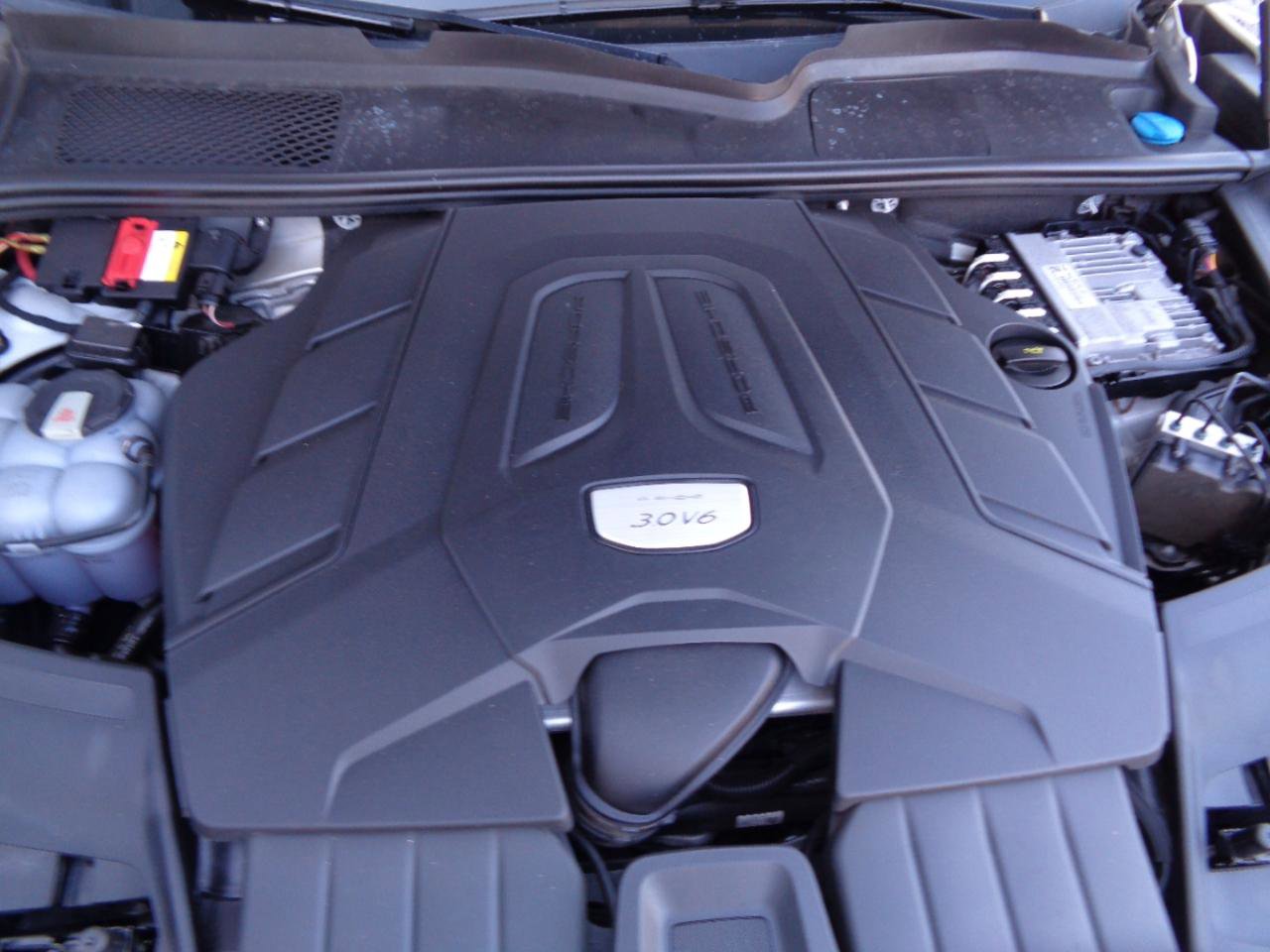 Used 2020 Porsche Cayenne Coupe AWD image 16