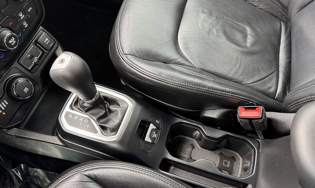 Used 2018 Jeep Renegade Altitude w/ UConnect 8.4 Nav Group AWD/4WD image 23