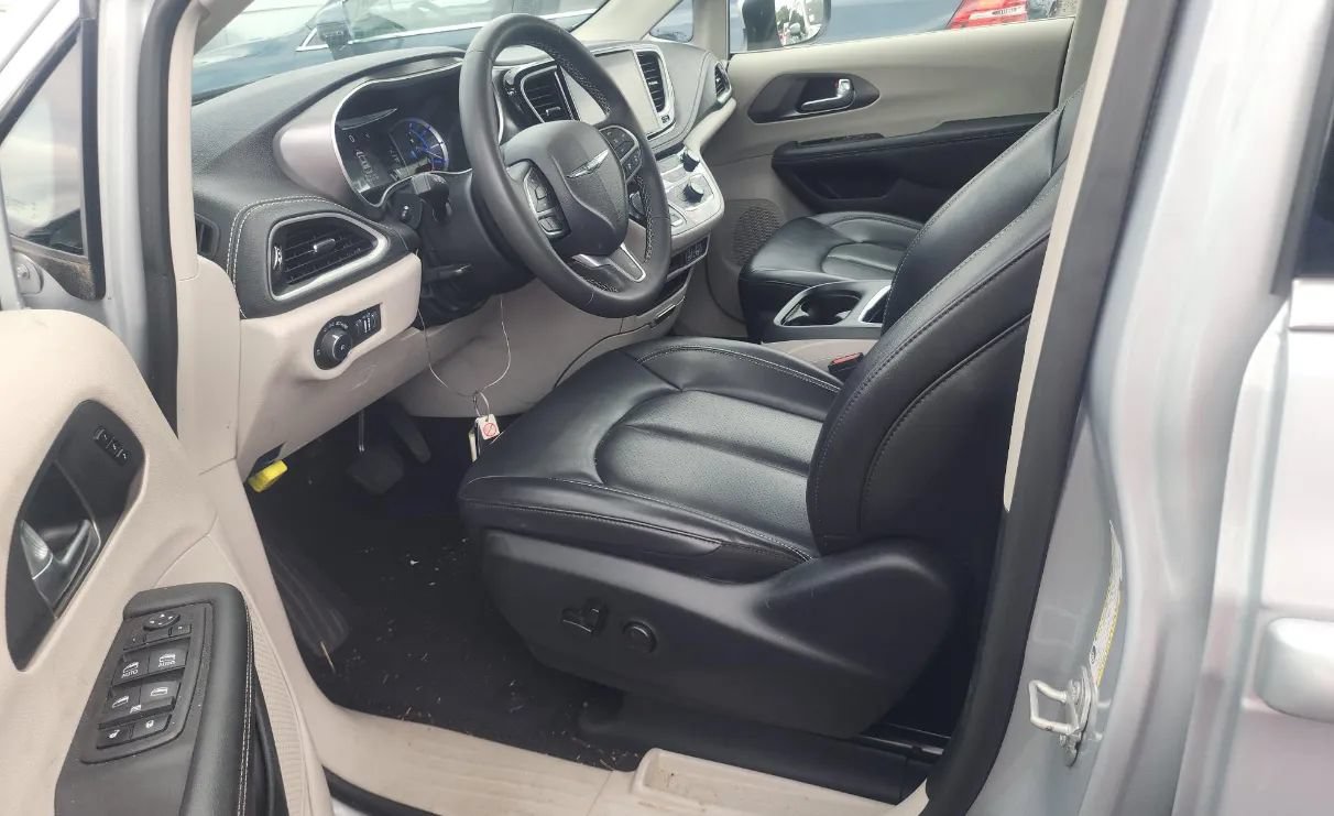 Used 2023 Chrysler Pacifica Touring-L FWD image 5