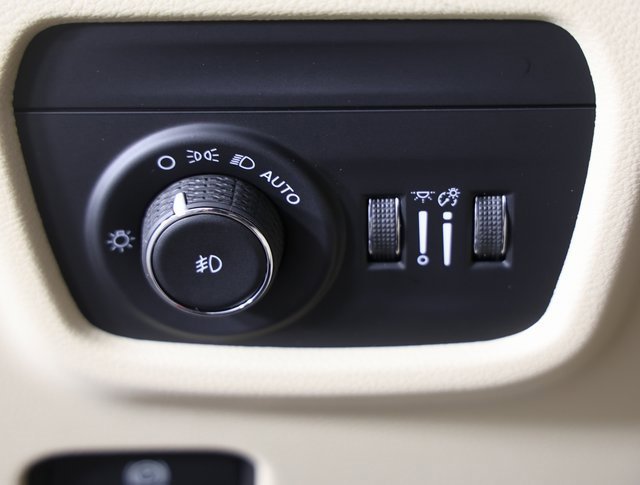 Used 2025 Jeep Grand Cherokee L Limited w/ Black Appearance Package image 28