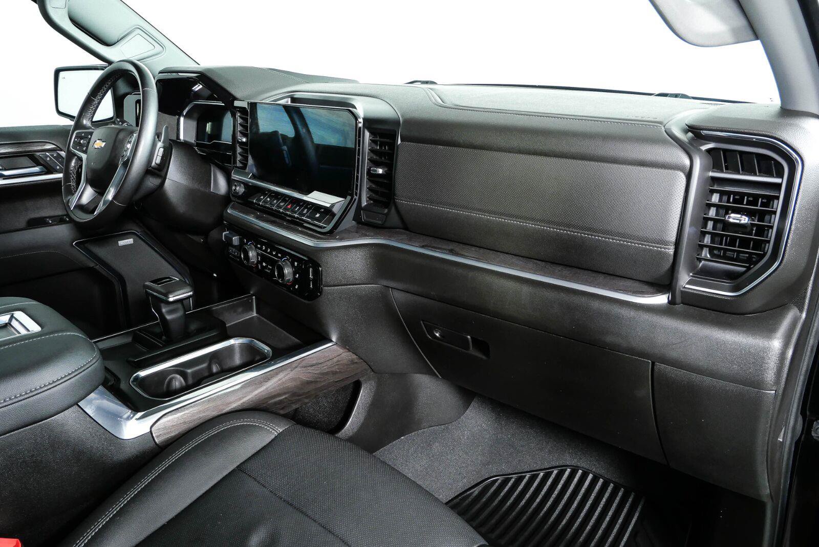 Used 2022 Chevrolet Silverado 1500 LTZ w/ LTZ Convenience Package II AWD/4WD image 24