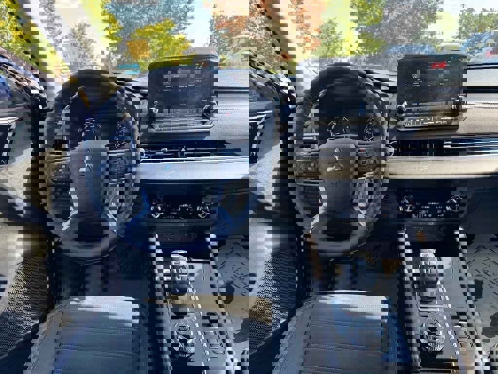 Used 2024 Mitsubishi Outlander SE image 13