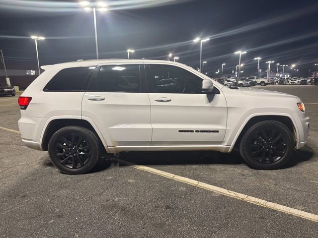 Used 2020 Jeep Grand Cherokee Altitude image 2