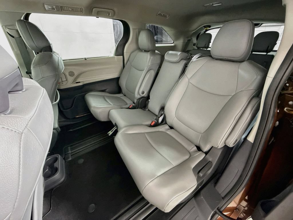 Used 2022 Toyota Sienna XLE FWD image 23