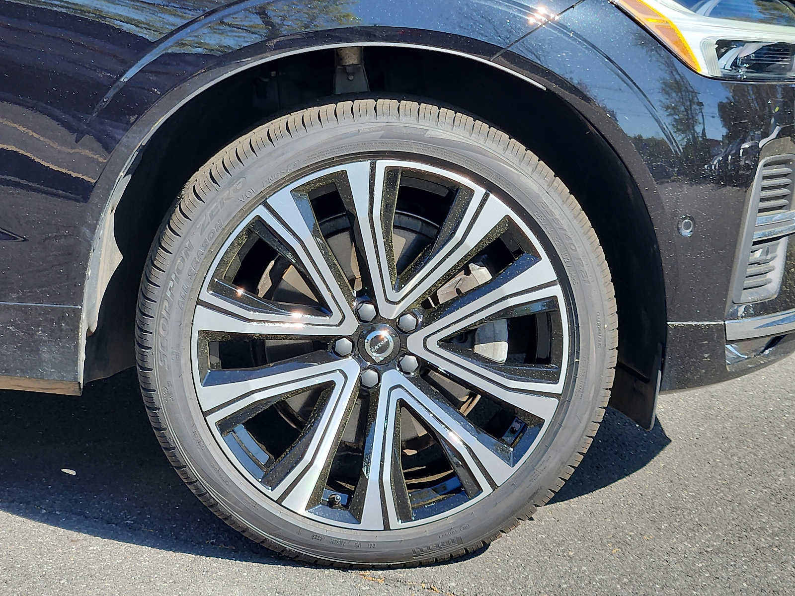 Certified 2023 Volvo XC60 B6 Ultimate w/ Protection Package Premier image 8