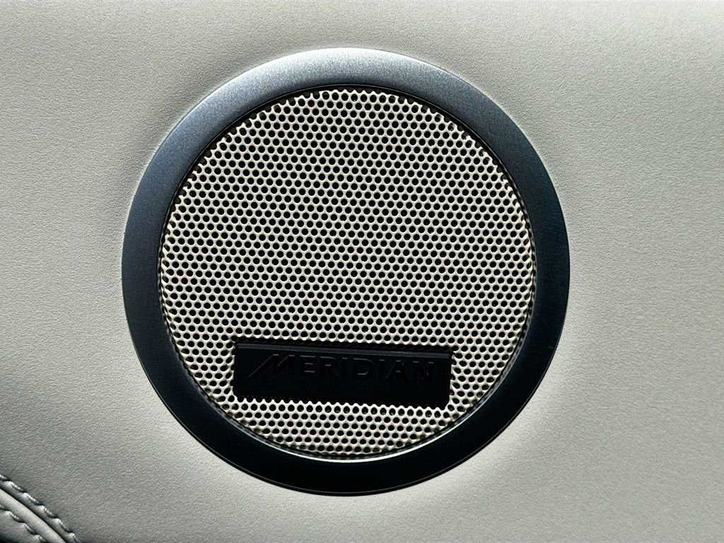 Used 2025 Land Rover Discovery S image 20