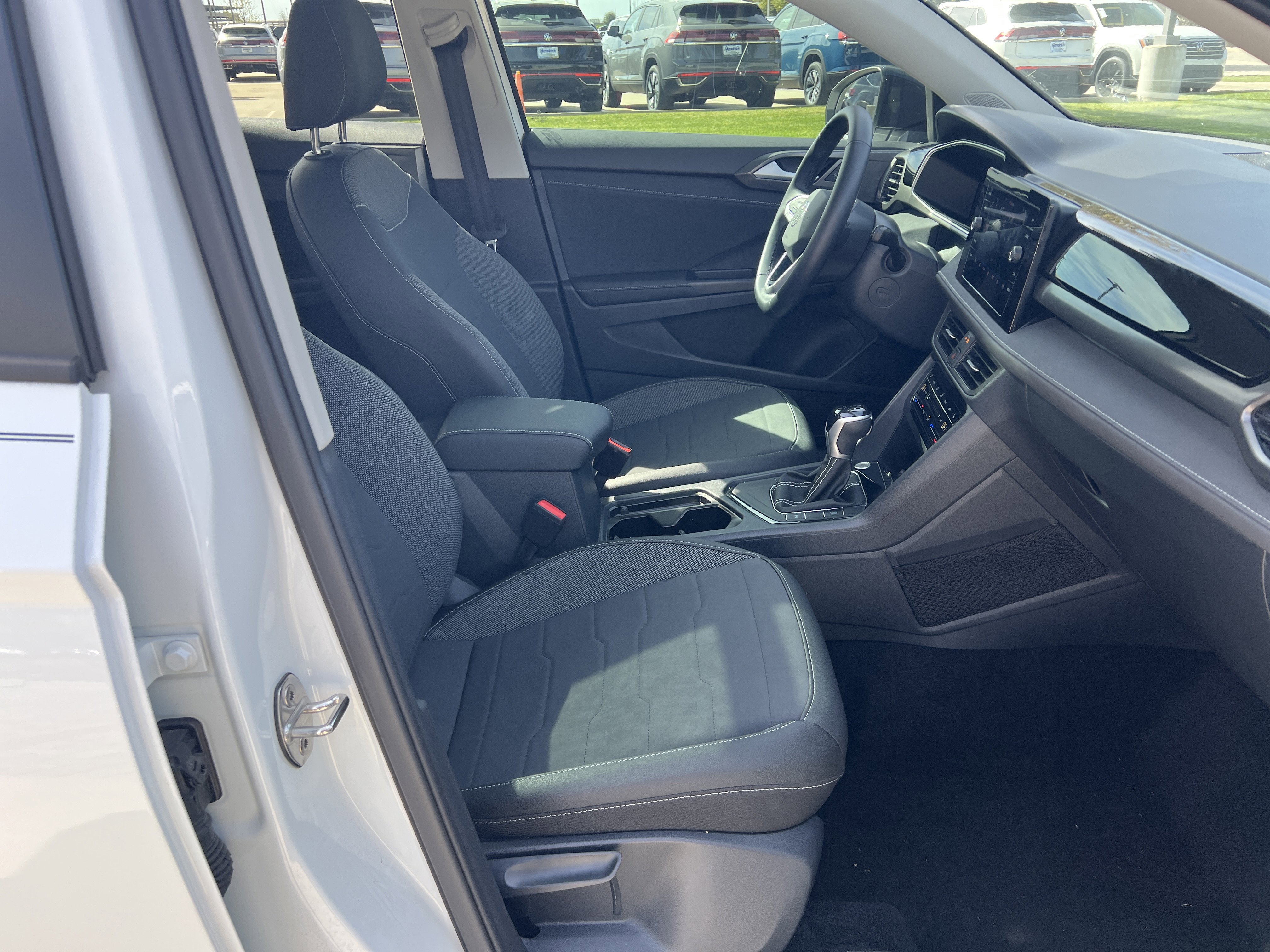 Certified 2025 Volkswagen Taos SE image 29