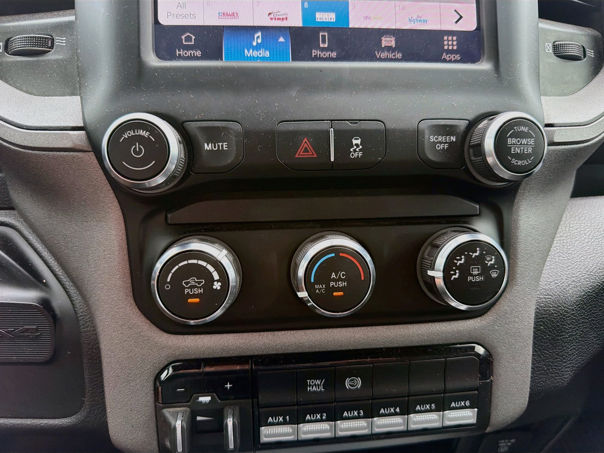 Used 2024 RAM 2500 Tradesman w/ Chrome Appearance Group AWD/4WD image 18