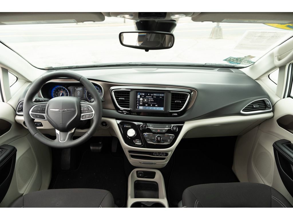 Used 2023 Chrysler Voyager LX image 33