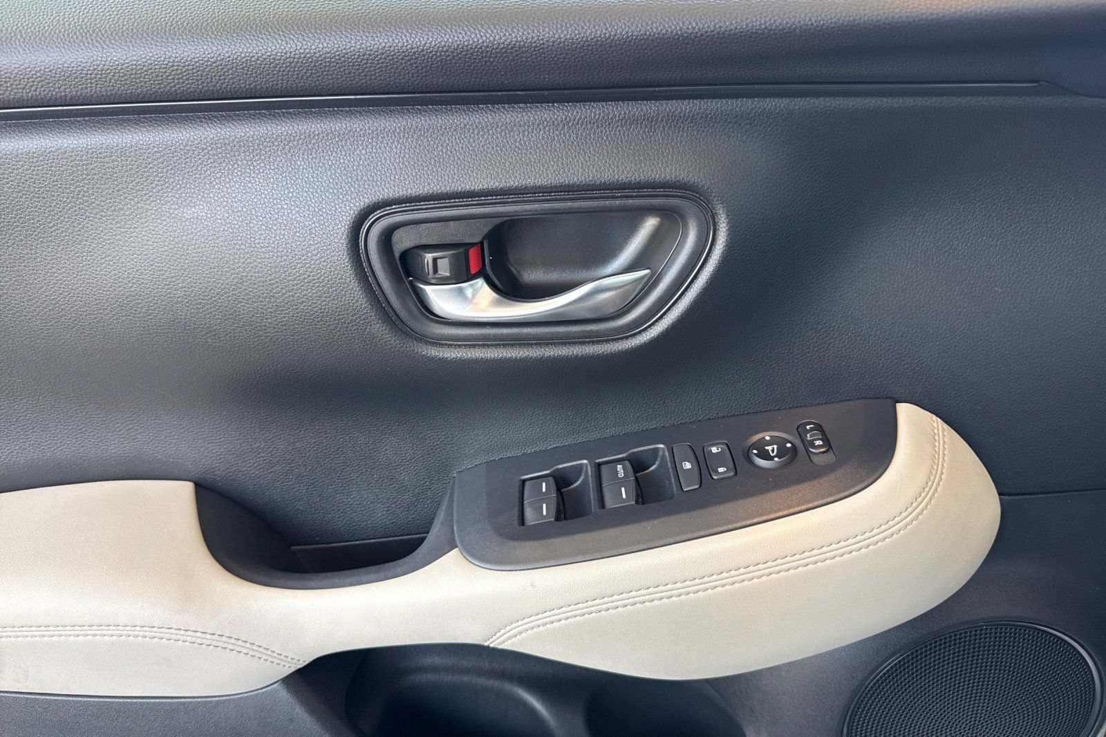 Used 2023 Honda HR-V LX image 15