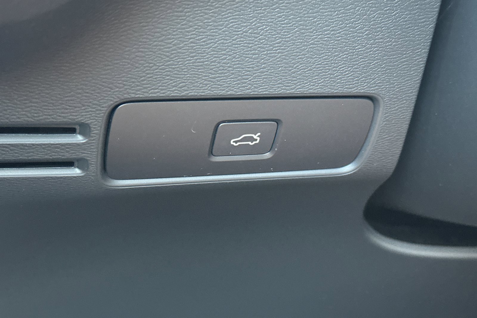 New 2025 Volvo XC40 B5 Plus image 32