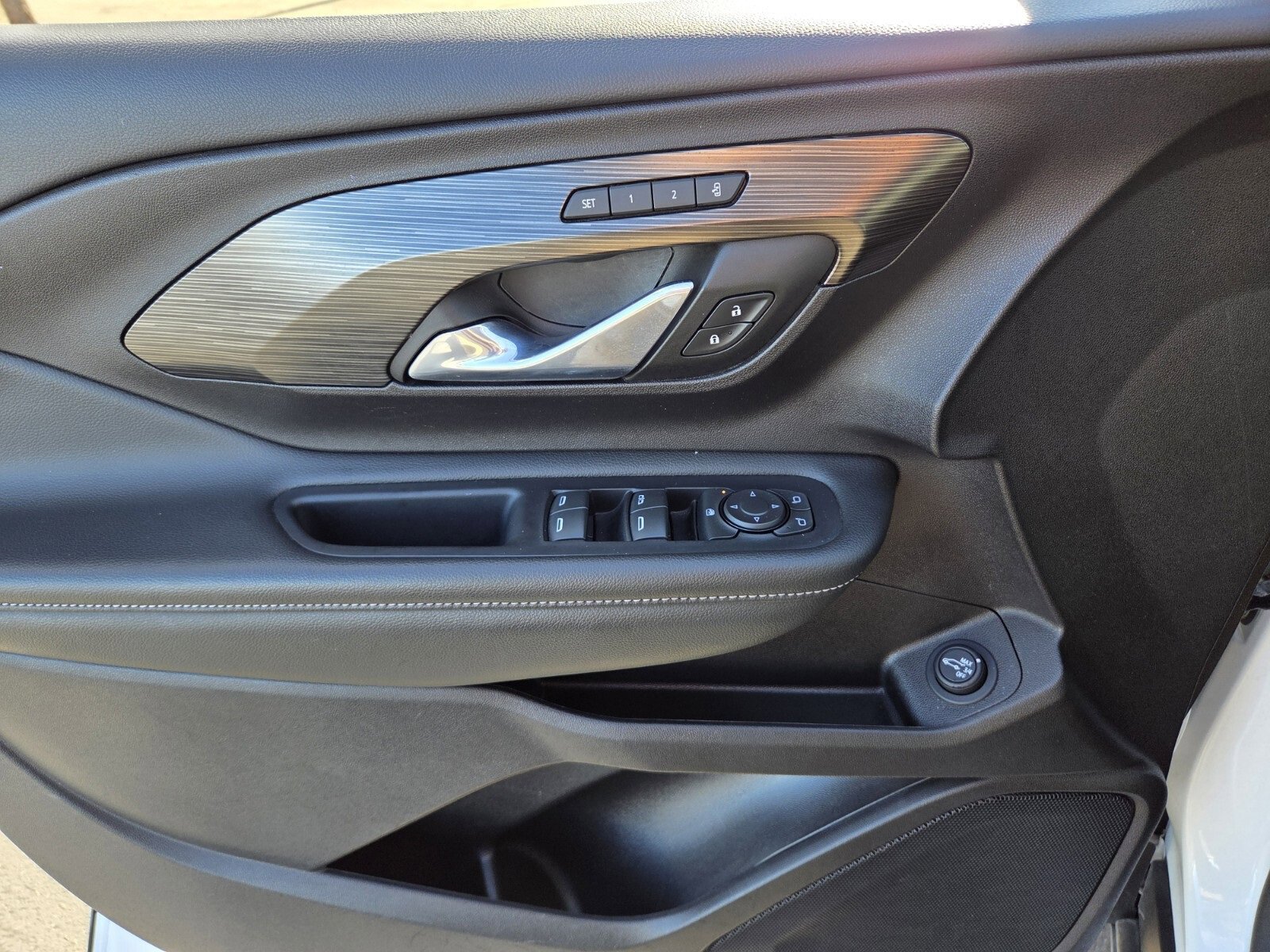 Used 2024 GMC Terrain SLT image 17