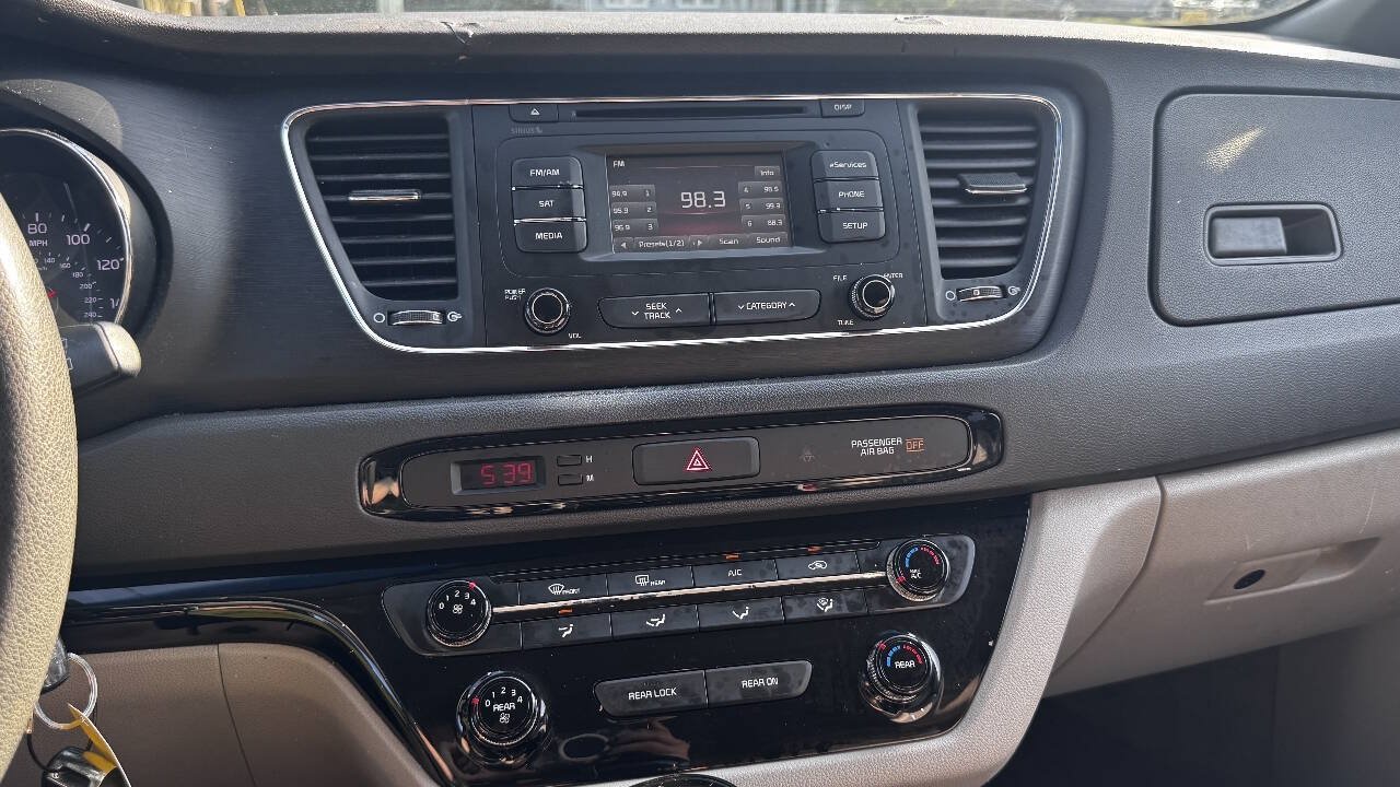 Used 2016 Kia Sedona LX w/ Option Group 020 FWD image 18