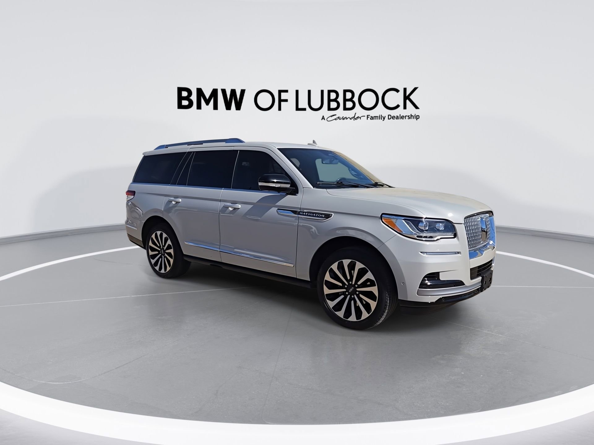 Used 2022 Lincoln Navigator Reserve image 2