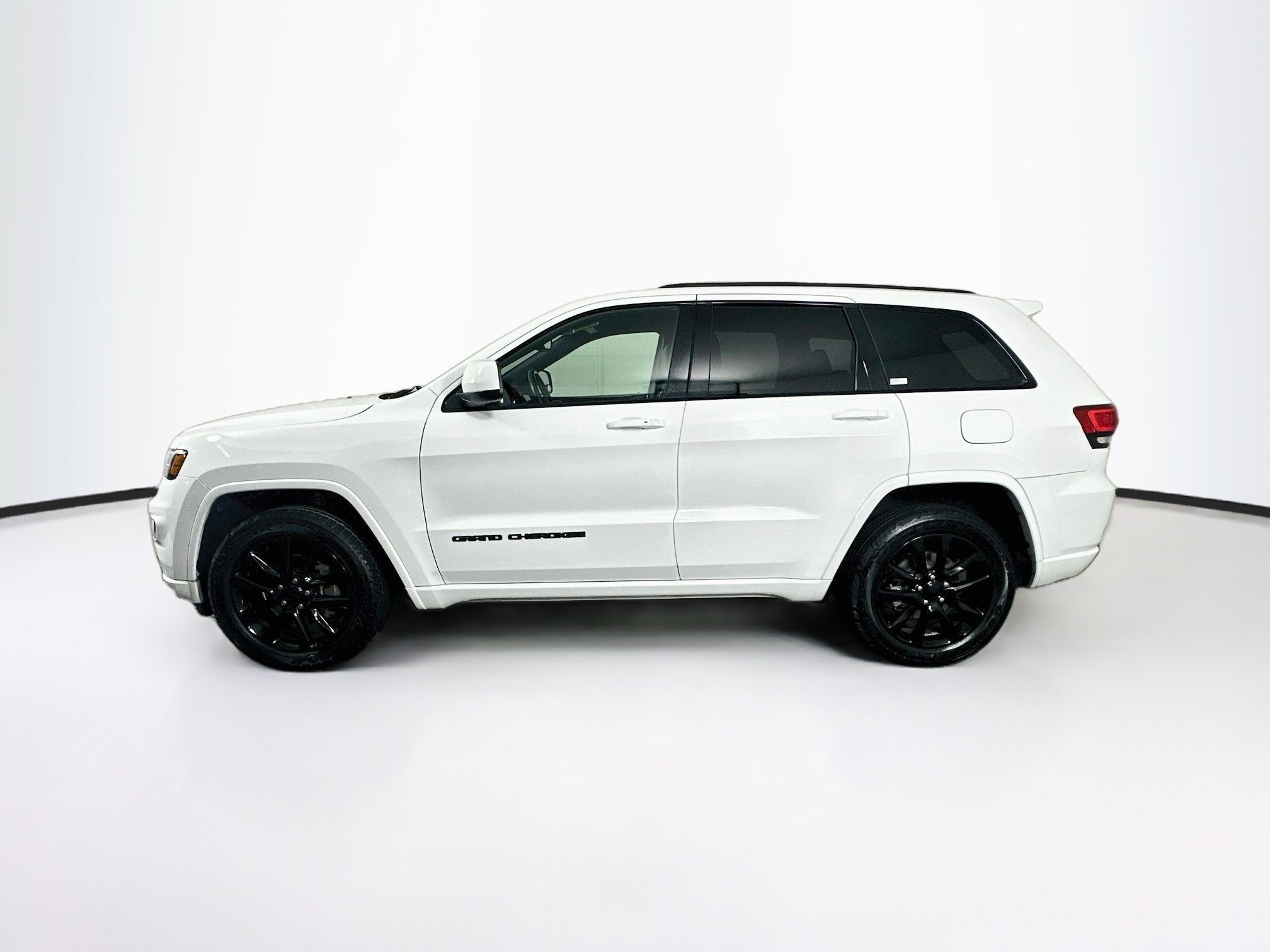 Used 2020 Jeep Grand Cherokee Altitude RWD image 4