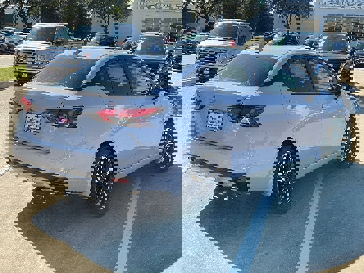 New 2025 Nissan Versa SR w/ Trunk Package image 5