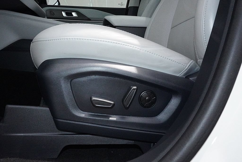 Used 2025 Ford Explorer Platinum w/ Ultimate Package RWD image 27