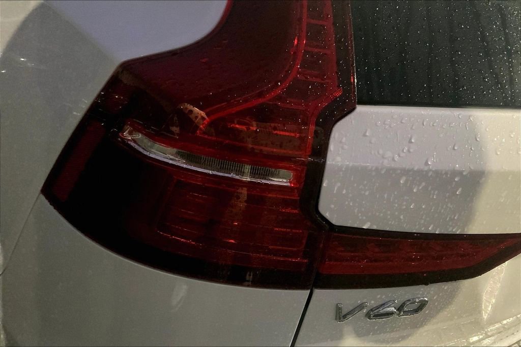 Used 2022 Volvo V60 T5 Cross Country image 28
