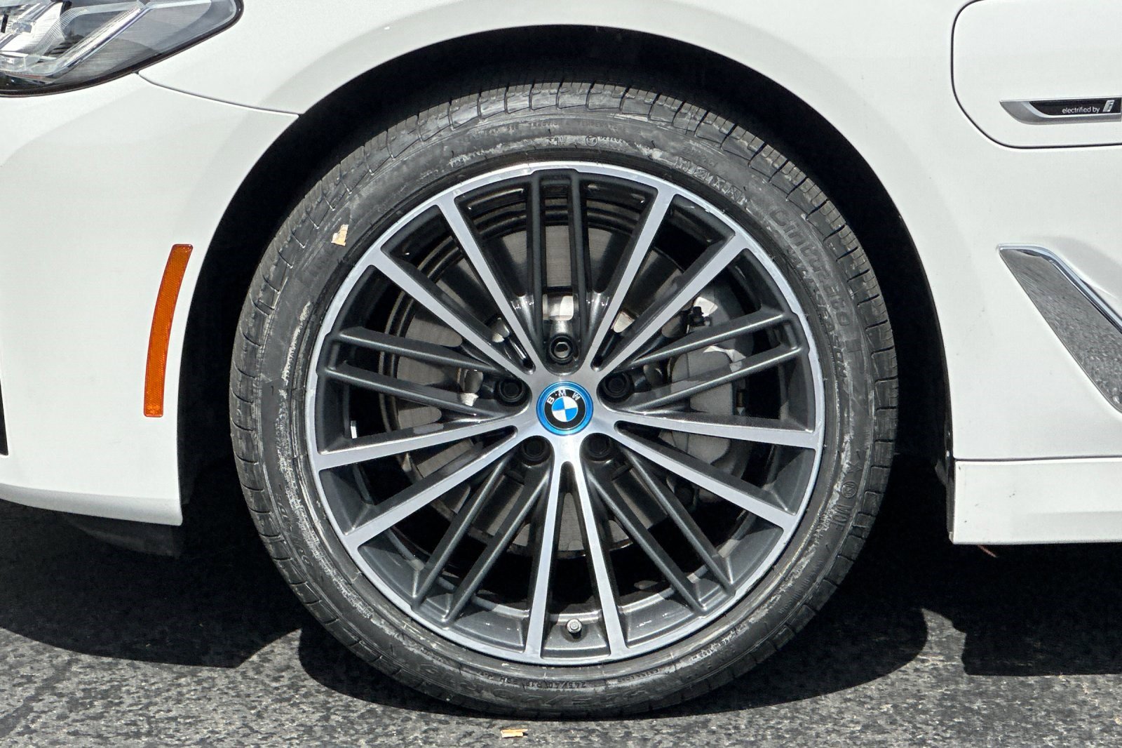 Certified 2023 BMW 530e w/ Premium Package image 37