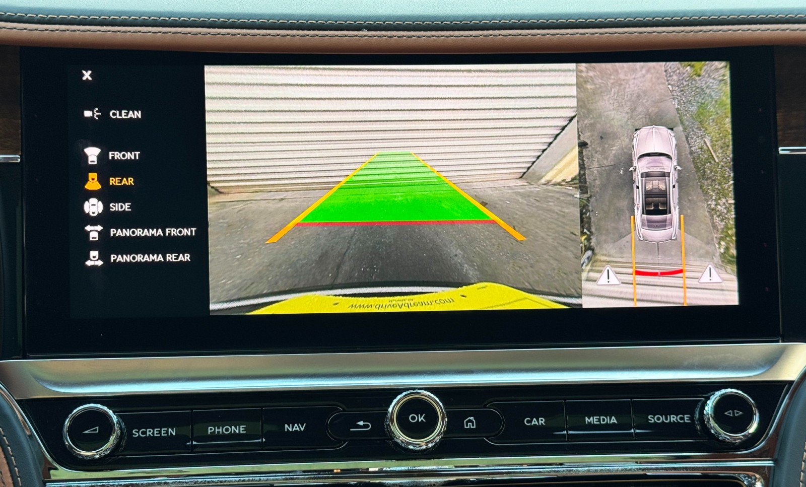 Used 2023 Bentley Flying Spur Azure AWD/4WD image 36