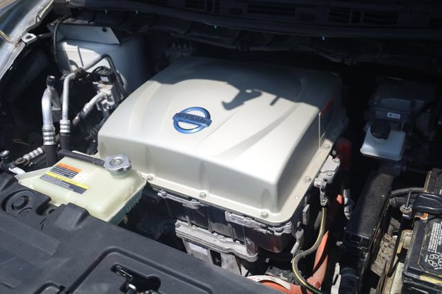 Used 2015 Nissan Leaf SL w/ Premium Package FWD image 9