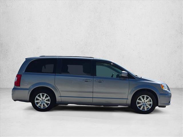 Used 2015 Chrysler Town & Country LX FWD image 4