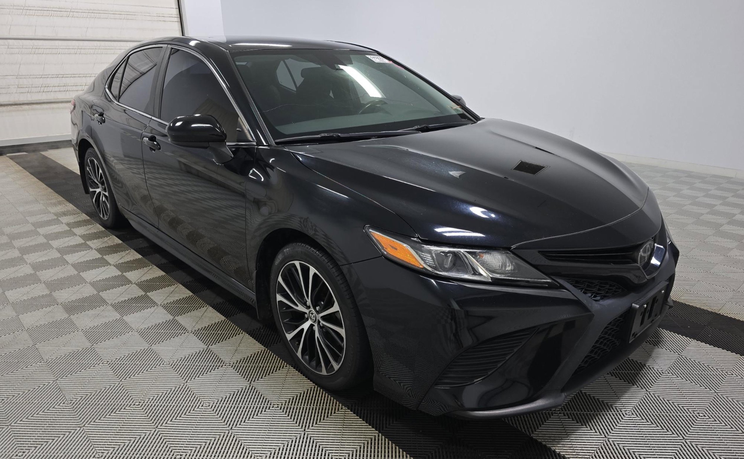 Used 2020 Toyota Camry SE image 3