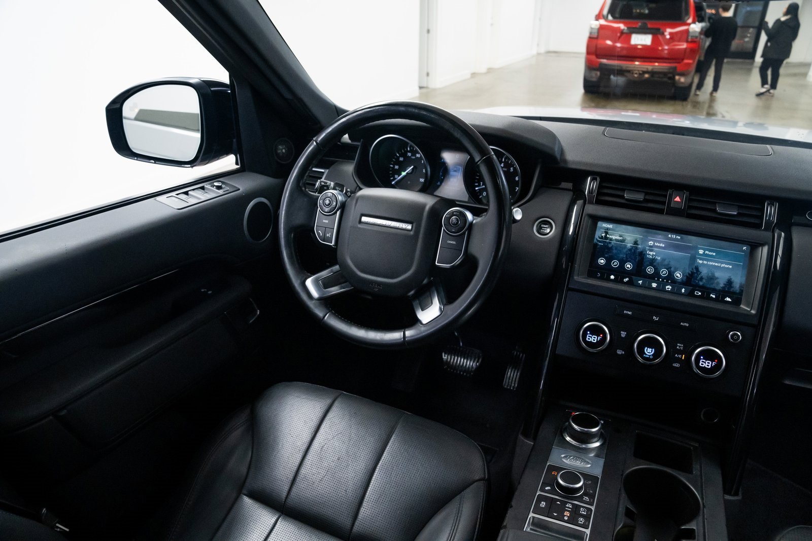 Used 2018 Land Rover Discovery SE image 10