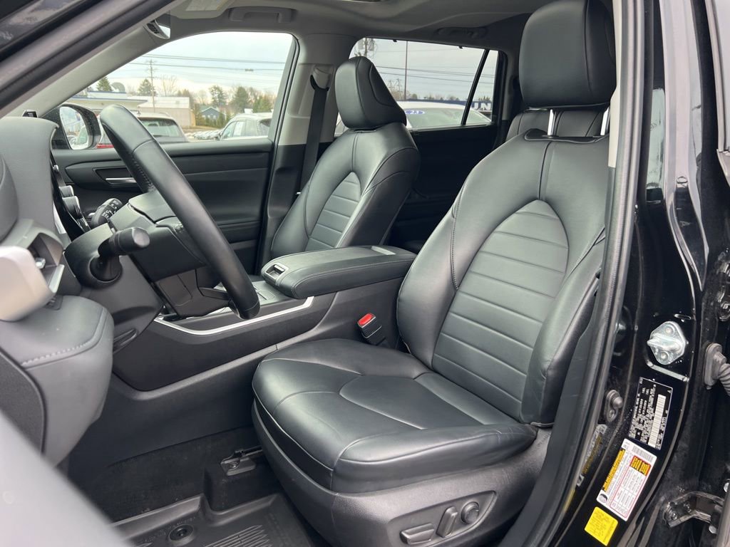 Used 2023 Toyota Highlander XLE image 19