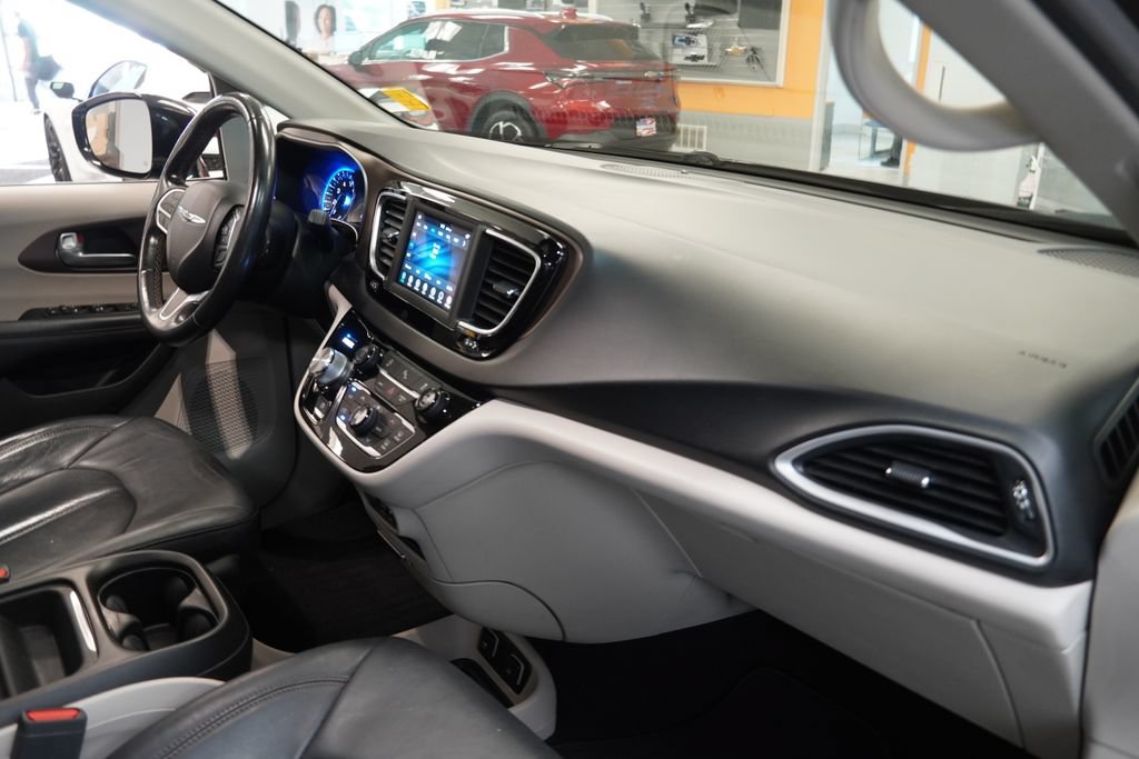 Used 2019 Chrysler Pacifica Touring-L FWD image 27