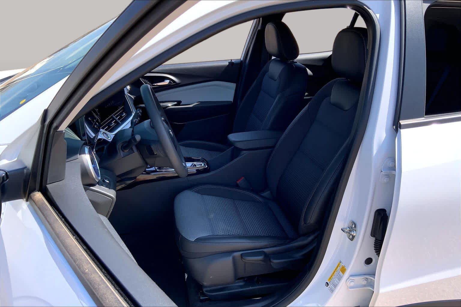 Used 2025 Chevrolet Trax LT FWD image 8