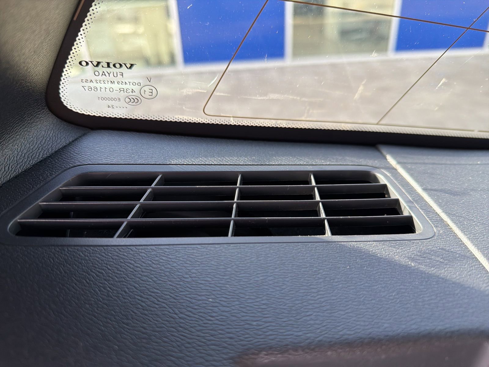 Certified 2025 Volvo XC60 T8 Plus w/ Protection Package Premier image 30