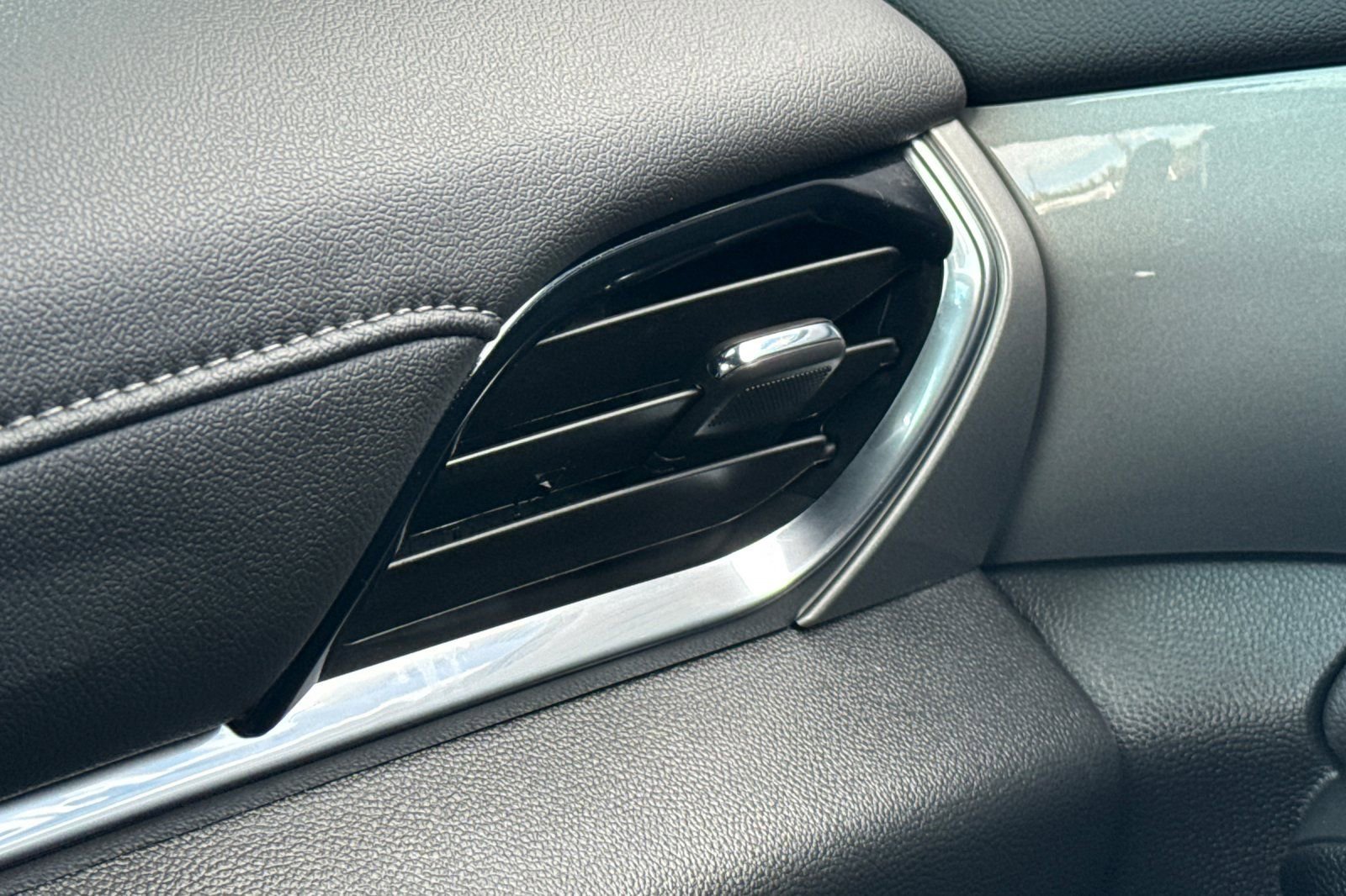 Used 2023 Chevrolet Traverse LT image 29