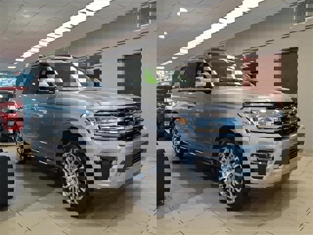 Used 2024 Ford Expedition Limited image 3
